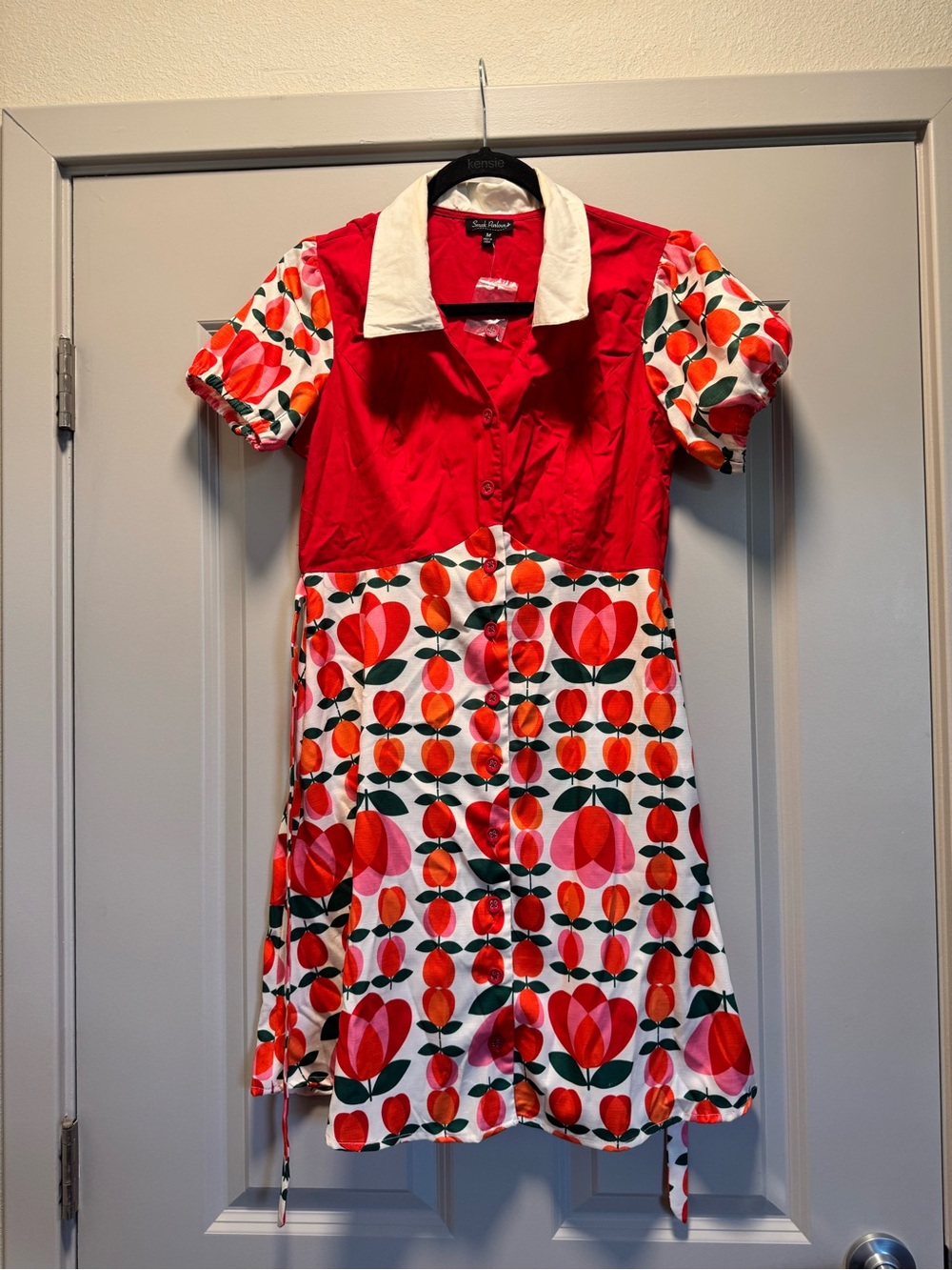 Smak Parlour Retro-Inspired Red and Pink Floral Mini Dress with Contrast Collar